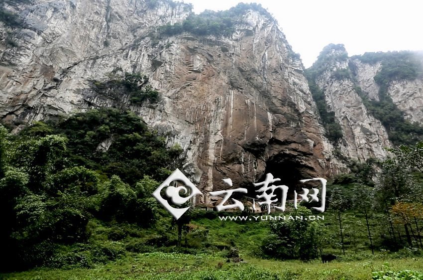 大鍋圈小學(xué)就建在這樣一個懸崖絕壁邊上。