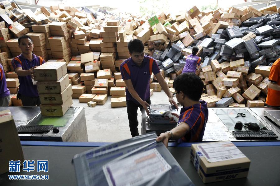 11月11日，在圓通公司廣州一處分揀站，工作人員加緊掃描快件。