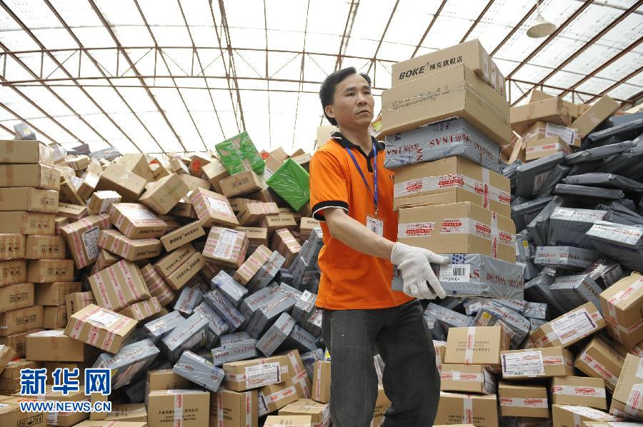 　11月11日，在圓通公司廣州一處分揀站，工作人員加緊處理堆積如山的快件。
