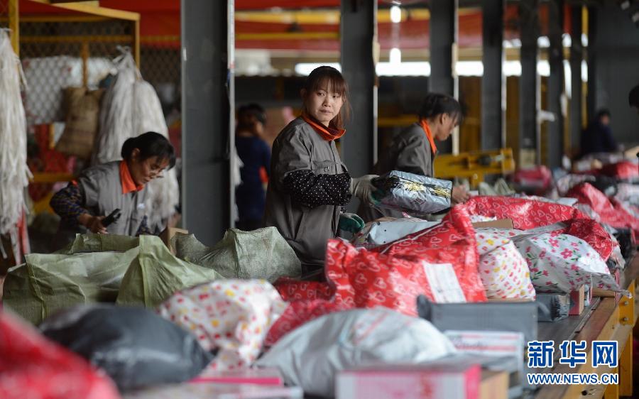 11月11日，一家快遞公司的工作人員正在分揀快件。