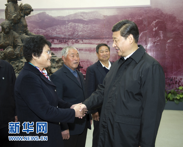 25日上午，習(xí)近平在臨沂華東革命烈士陵園參觀沂蒙精神展并會(huì)見當(dāng)?shù)叵冗M(jìn)模范和當(dāng)年支前模范后代代表。