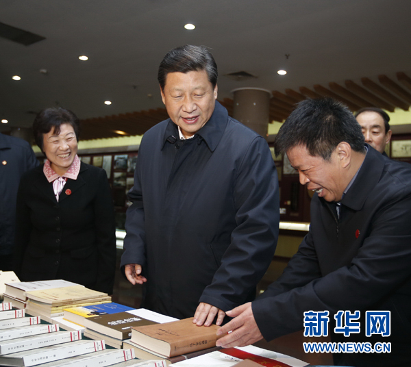 26日上午，習(xí)近平在孔子研究院參觀考察。新華社記者鞠鵬 攝