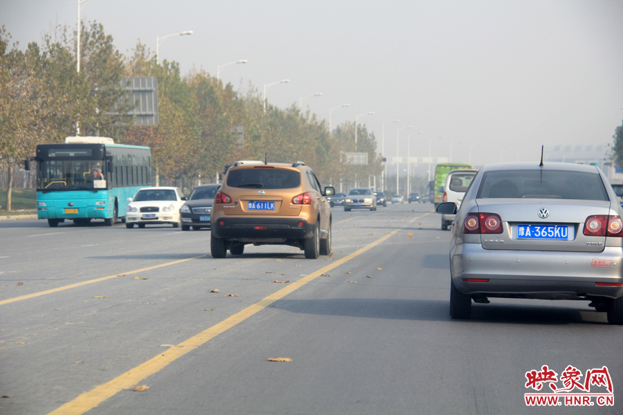 獨(dú)家：記者走訪鄭開(kāi)大道 已放置數(shù)百個(gè)水泥隔離樁