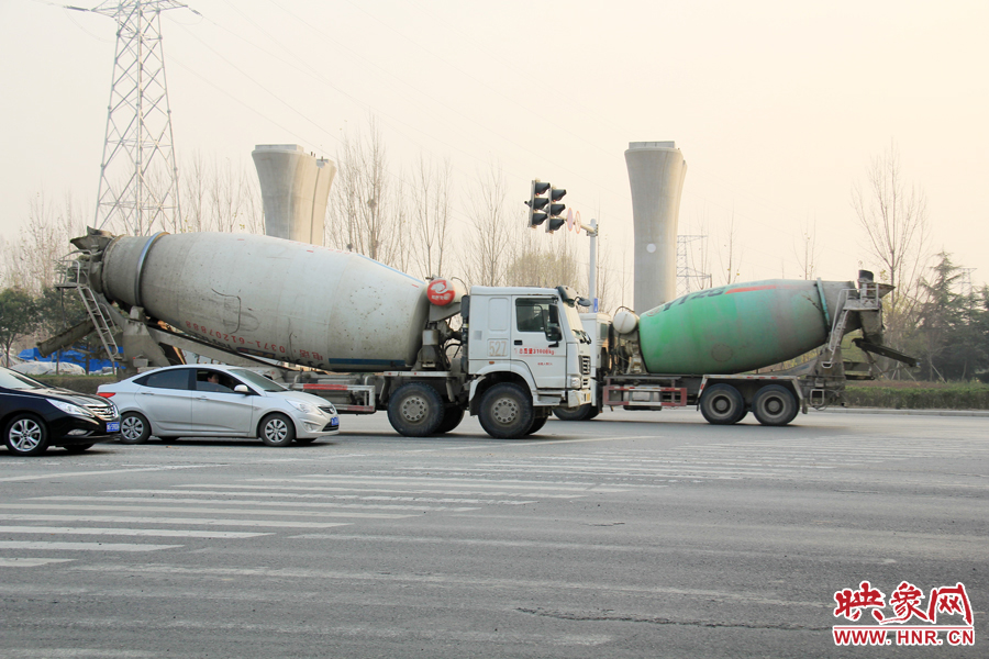 獨(dú)家：記者走訪鄭開(kāi)大道 已放置數(shù)百個(gè)水泥隔離樁