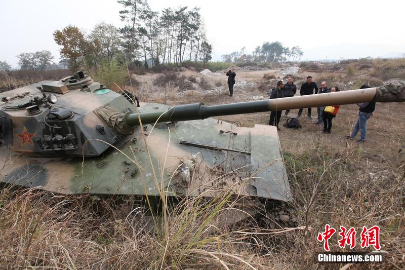 12月4日，浙江臺州，人們在坦克前圍觀。