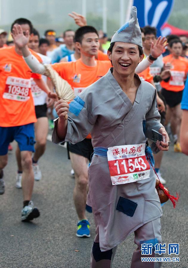 12月8日，一名選手身著“濟(jì)公”服裝參加比賽。