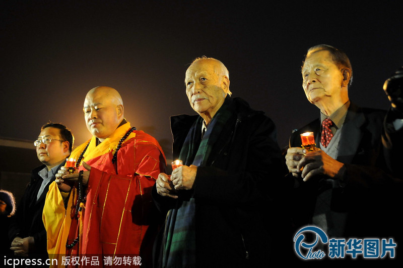 “為南京大屠殺遇難者守靈儀式暨和平燭光祭”活動在侵華日軍南京大屠殺遇難同胞紀念館祭場舉行。