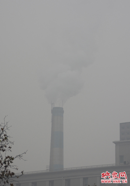 煙囪冒出來(lái)的煙在霧霾的包圍下也遜色了 煙囪冒出來(lái)的煙在霧霾的包圍下也遜色了