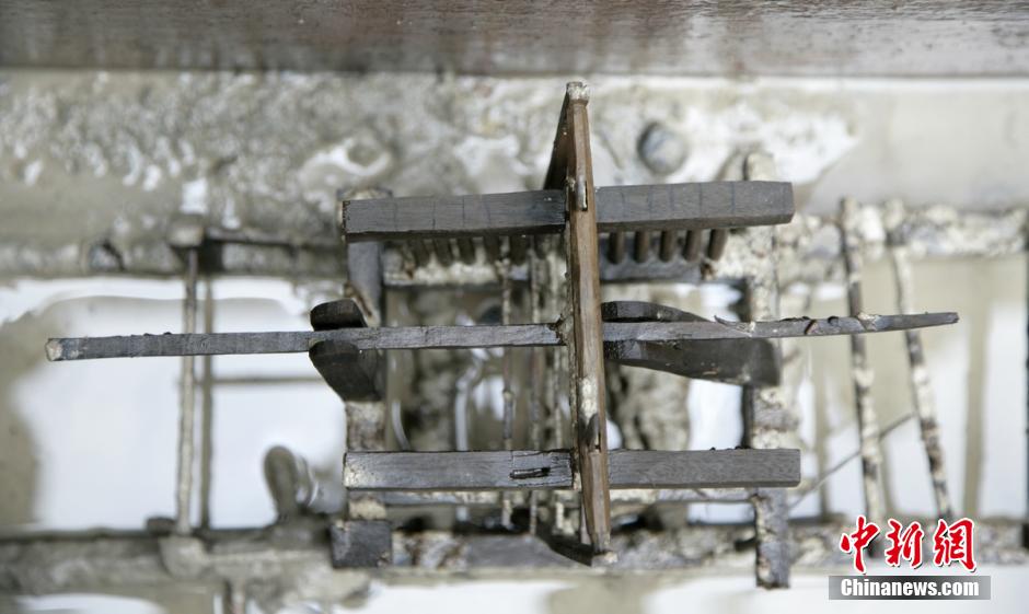 圖為蜀錦織機(jī)仿真蜀錦織機(jī)，為我國(guó)唯一有出土單位、完整保存的織機(jī)模型。