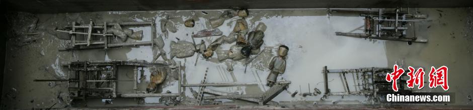 圖為考古現(xiàn)場(chǎng)發(fā)現(xiàn)保存完整的織機(jī)模型。