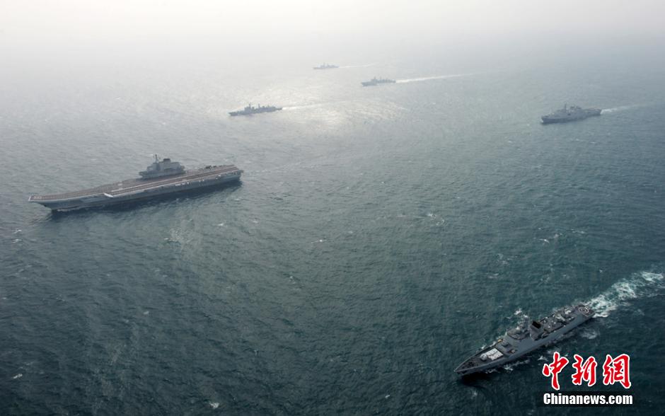 圖為遼寧艦與水面艦艇進(jìn)行協(xié)同訓(xùn)練。中新社發(fā) 胡鍇冰 攝