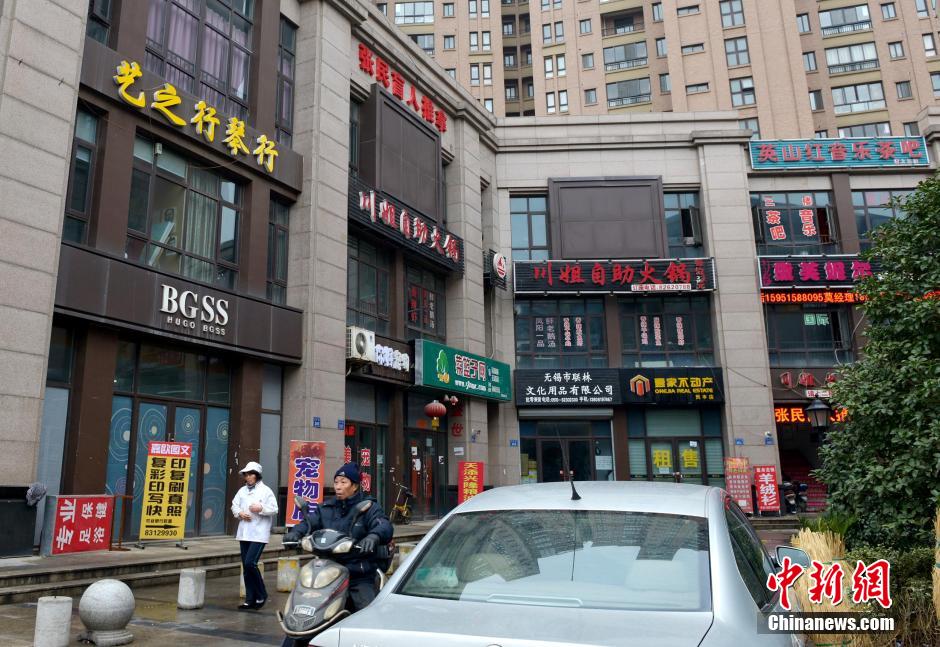 “知名大牌”集結(jié)無錫某樓盤商業(yè)街 細(xì)看全是“李鬼” “知名大牌”集結(jié)無錫某樓盤商業(yè)街 細(xì)看全是“李鬼”