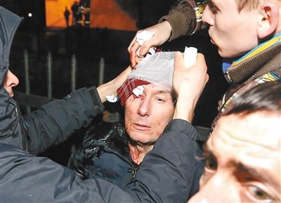 11日，基輔，遇襲受傷的反對派領(lǐng)導(dǎo)人盧岑科接受簡單救護(hù)。