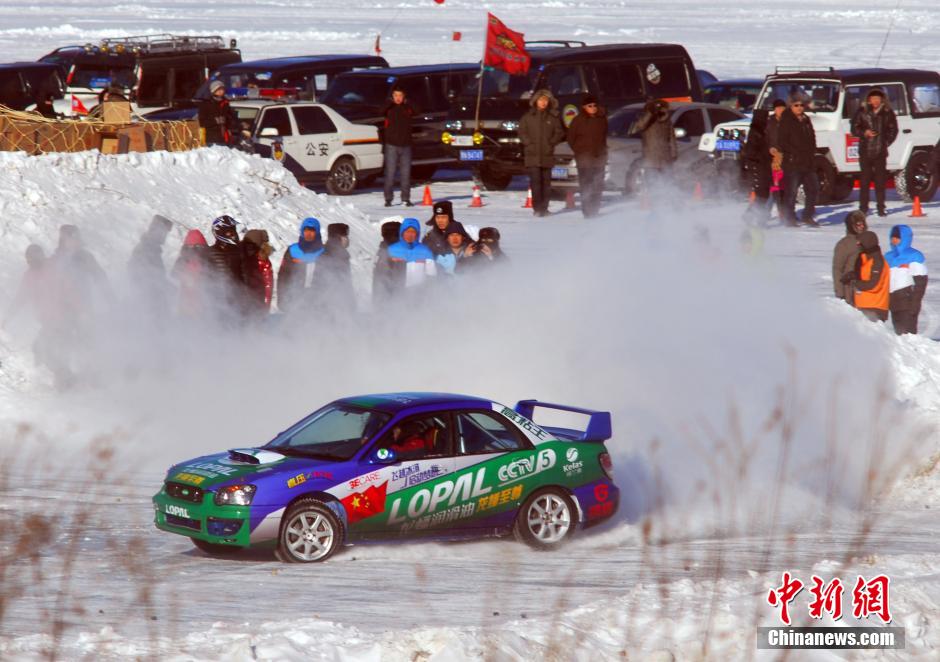 圖為參加“飛越冰河”大型體育極限運動挑戰(zhàn)賽事的選手在冰封的黑龍江上進行冰雪飛車漂移。中新社發(fā) 邱齊龍