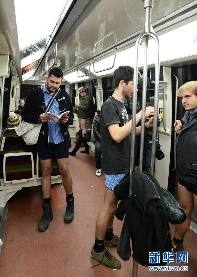1月12日，在橫貫巴黎東西部的1號(hào)線地鐵車廂里，乘客只穿一條內(nèi)褲搭乘地鐵。