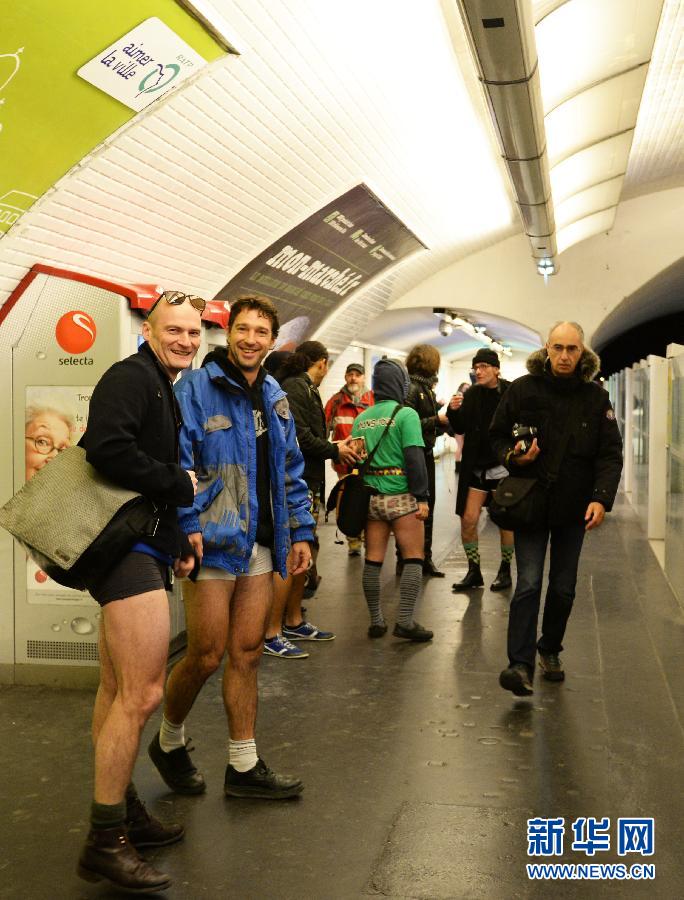 1月12日，在橫貫巴黎東西部的1號(hào)線地鐵車廂里，乘客只穿一條內(nèi)褲搭乘地鐵。