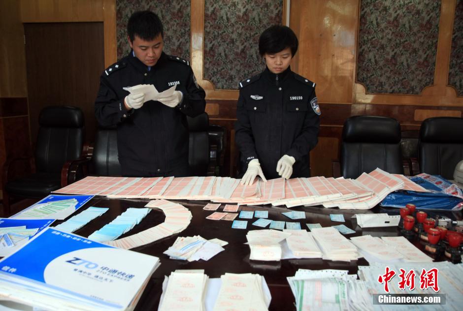 圖為查獲大量假火車票和制販工具（資料圖片）。