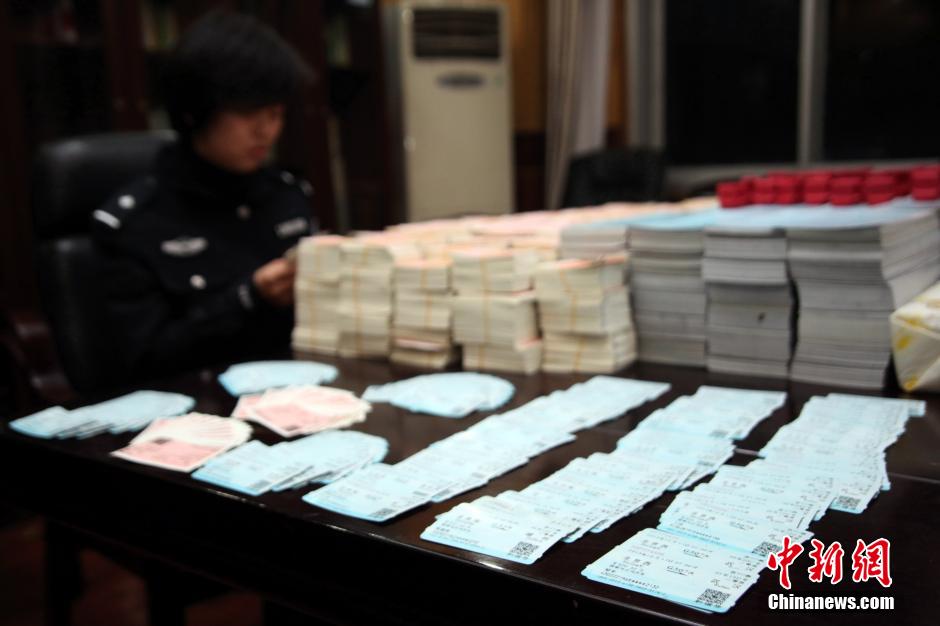 圖為查獲大量假火車票和制販工具（資料圖片）。