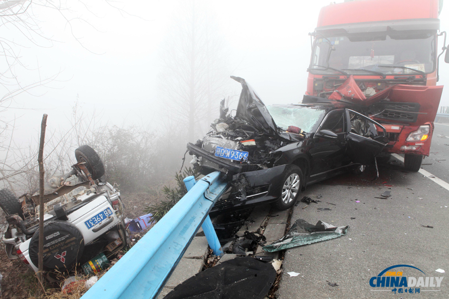 事故現(xiàn)場(chǎng)?；荼?攝