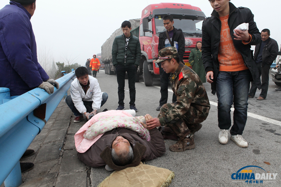 一名受傷群眾被救出。惠斌 攝