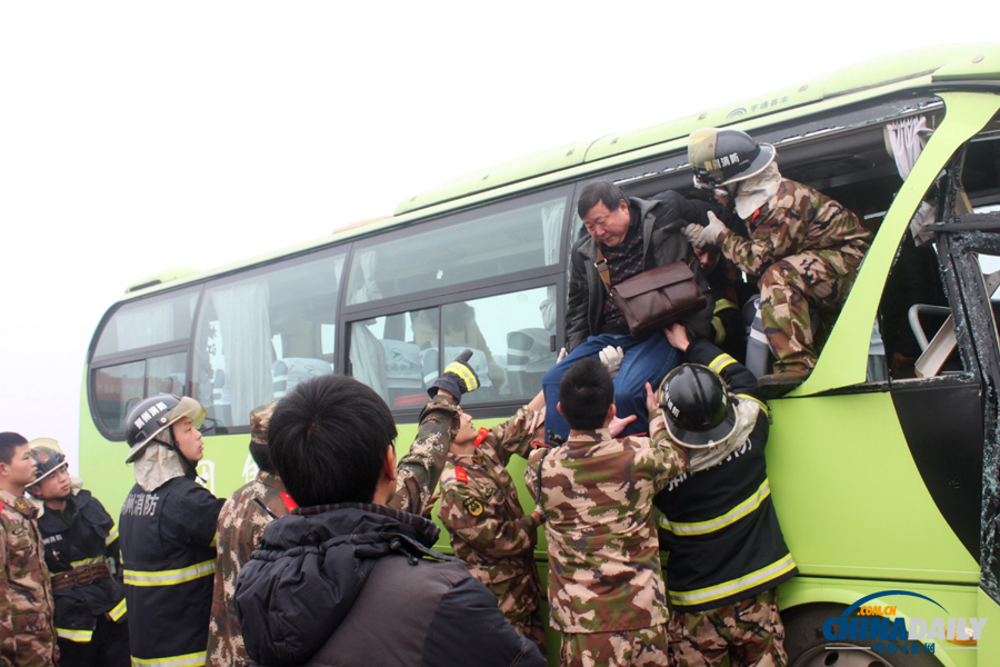 消防人員現(xiàn)場(chǎng)施救。惠斌 攝