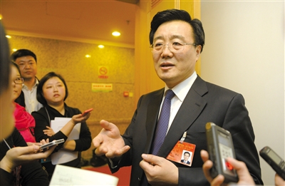 昨日，在十四屆人大二次會(huì)議順義代表團(tuán)全團(tuán)審議后，北京市人大代表、北京市常務(wù)副市長(zhǎng)李士祥接受記者提問(wèn)。新京報(bào)記者 浦峰 攝