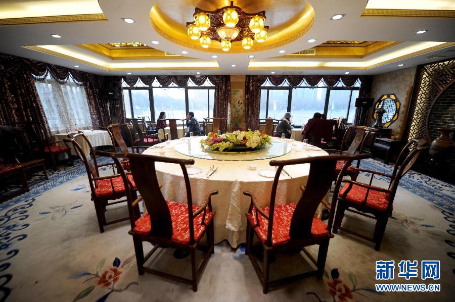 　1月15日，游客在北京紫竹院公園內(nèi)的問月樓喝茶聊天。