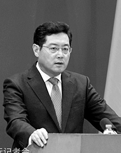 23日，秦剛在外交部例行記者會上。