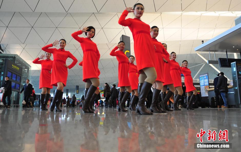 1月23日，機場工作人員在跳“快閃”舞蹈。