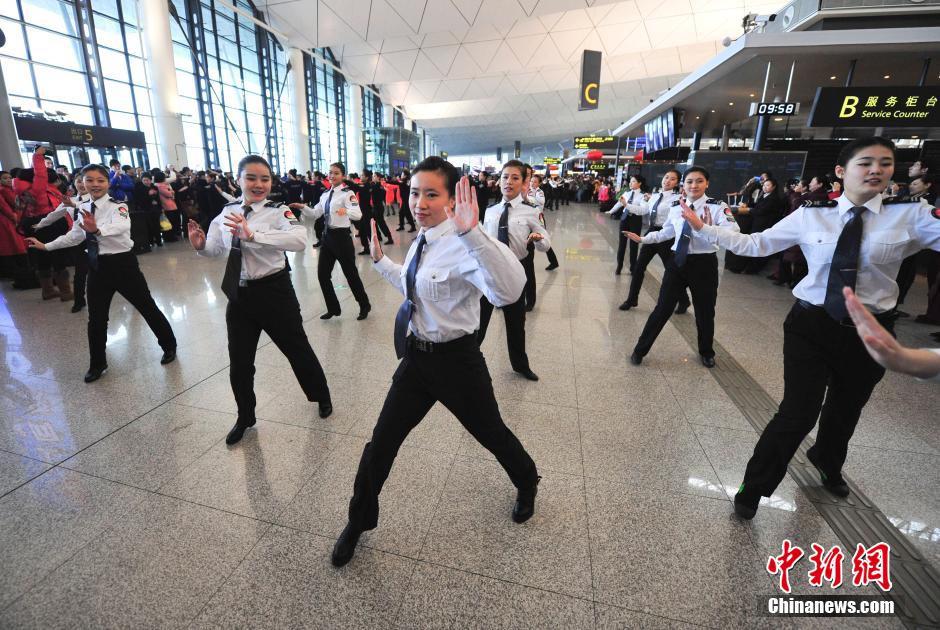 1月23日，機場工作人員在跳“快閃”舞蹈。