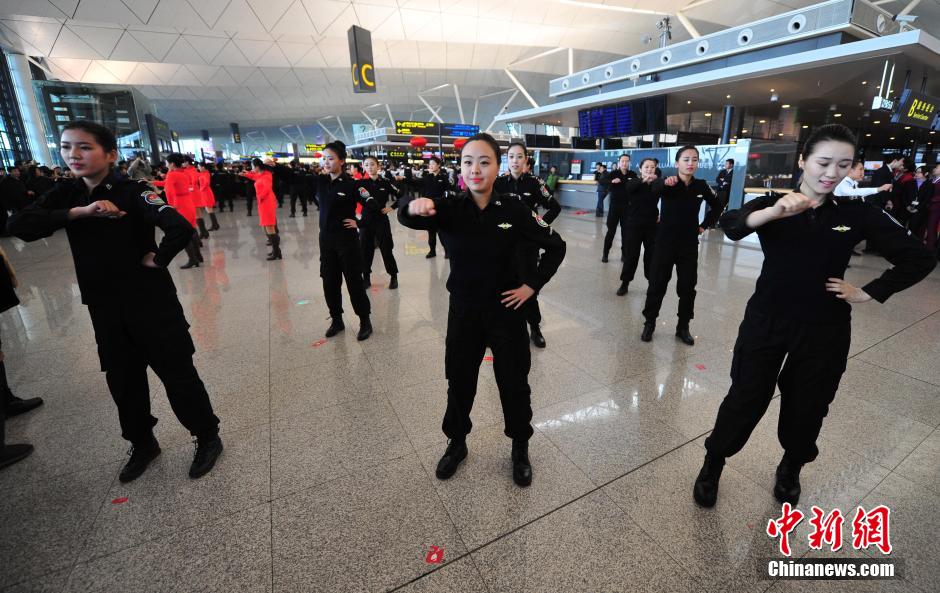 1月23日，機場工作人員在跳“快閃”舞蹈。