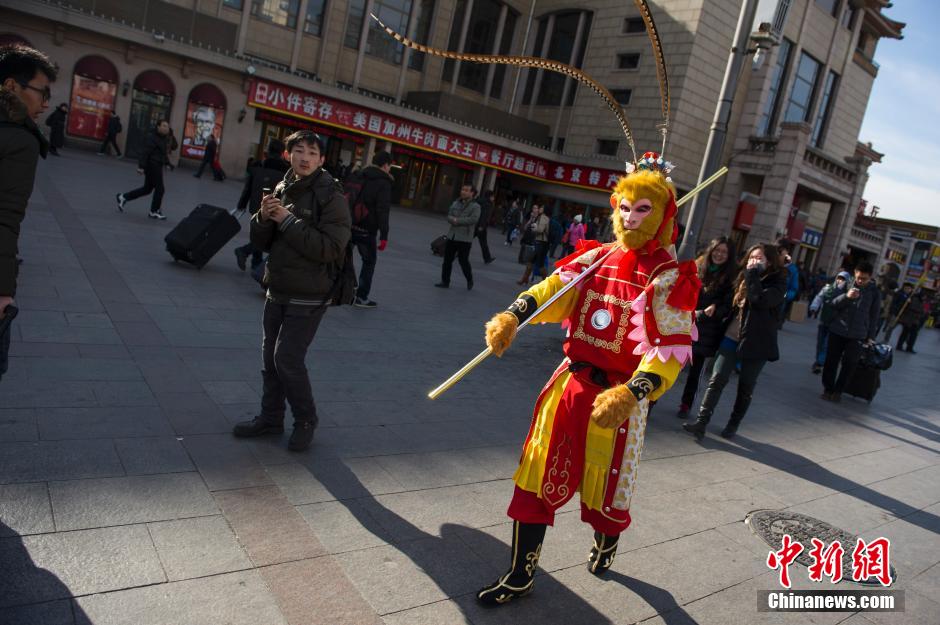 孫悟空“快閃”北京站 售票廳排隊(duì)買(mǎi)票