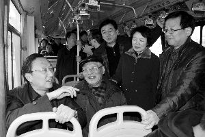 繆瑞林在車上與市民、乘委會委員交流 通訊員 卜照雪 攝