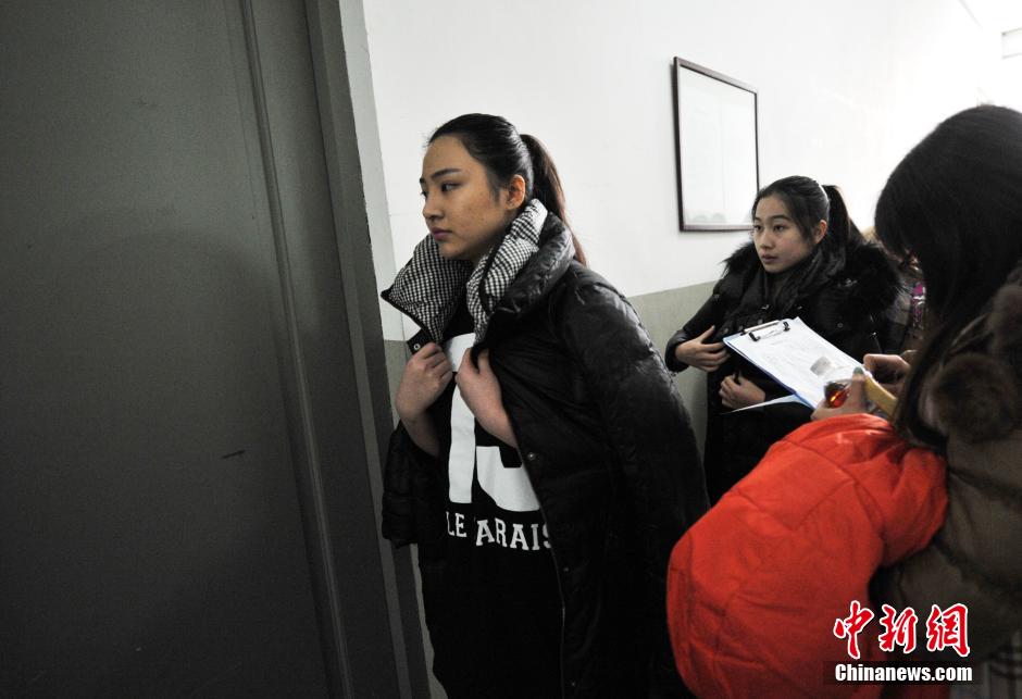 中央戲劇學(xué)院開考 帥哥靚女冒雪趕考 中央戲劇學(xué)院開考 帥哥靚女冒雪趕考