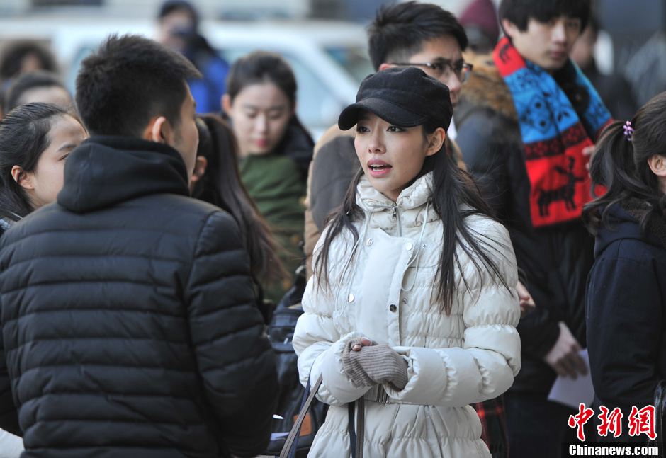 圖為表演系考生走出考場(chǎng)。