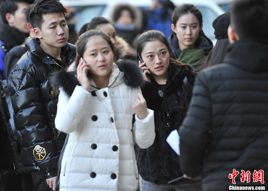 圖為表演系考生走出考場(chǎng)。