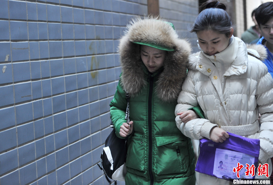 圖為表演系考生走出考場(chǎng)。