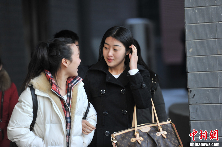 圖為表演系考生走出考場(chǎng)。