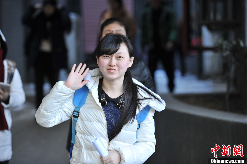 圖為表演系考生走出考場(chǎng)。