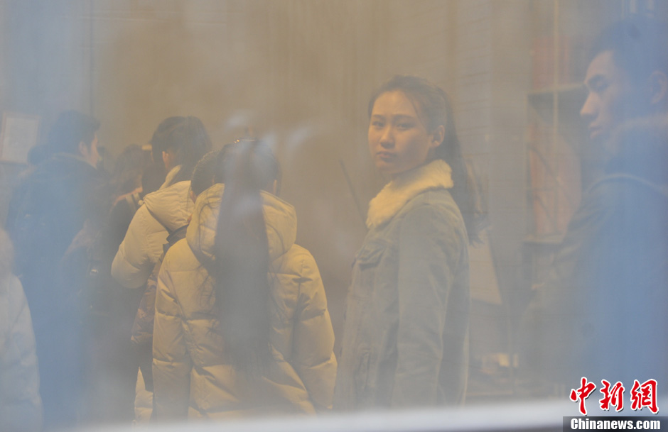 圖為表演系考生走出考場(chǎng)。