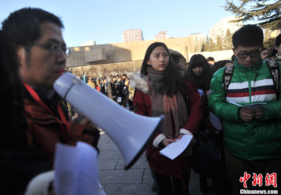 圖為報(bào)考現(xiàn)場(chǎng)。