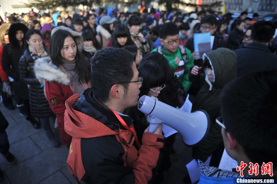 圖為報(bào)考現(xiàn)場(chǎng)。