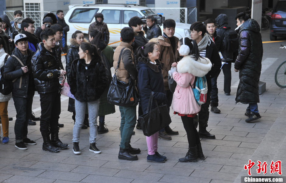 圖為表演系考生走出考場(chǎng)。