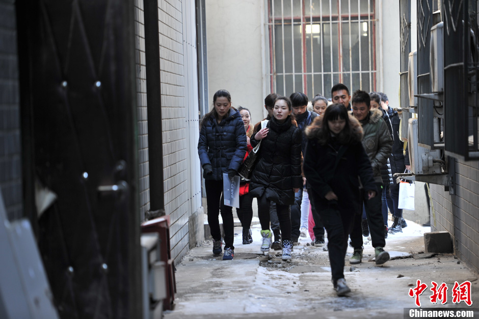 圖為表演系考生走出考場(chǎng)。