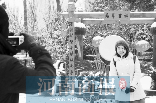 紫荊山公園里布置喜慶，引來(lái)不少游客合影留念。記者 楊東華/攝