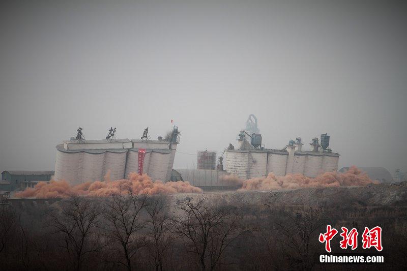 　2014年2月17日，石家莊市再次啟動壓減水泥過剩產(chǎn)能、治理大氣污染水泥企業(yè)集中爆破拆除行動。