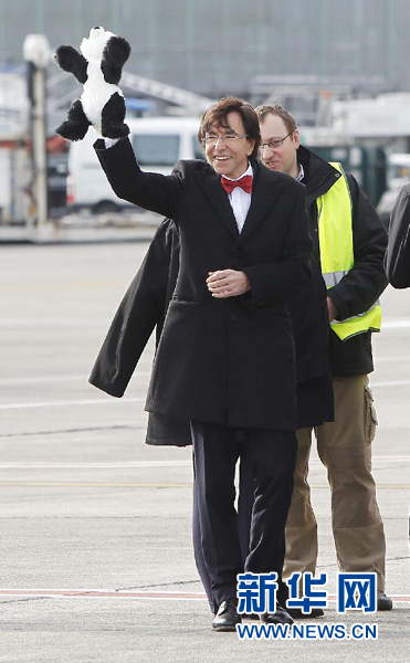 2月23日，在比利時(shí)首都布魯塞爾的國(guó)家機(jī)場(chǎng)，比利時(shí)首相迪呂波手舉熊貓玩具歡迎大熊貓“星徽”和“好好”