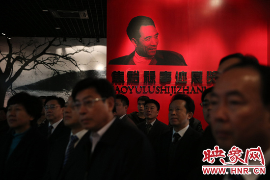 在焦裕祿紀(jì)念館，參觀的人絡(luò)繹不絕，一批批來自全國各地的黨員干部前來學(xué)習(xí)焦裕祿事跡