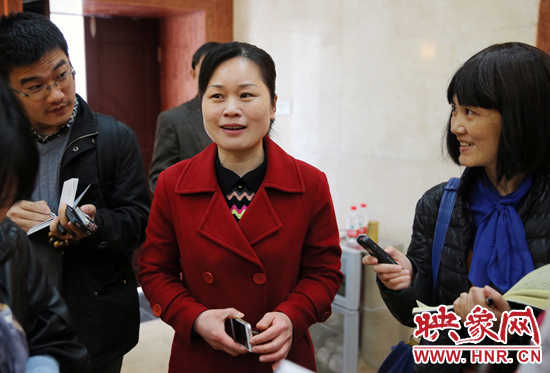 董亞娜是焦裕祿紀(jì)念館副館長，她兩次給習(xí)近平講解，贊總書記看得仔細(xì)，聽得認(rèn)真。3月20日，記者在蘭考采