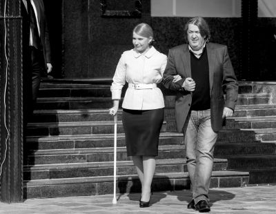 3月27日，烏克蘭基輔，前總理季莫申科在朋友的陪伴下赴新聞發(fā)布會現(xiàn)場，宣布將參加烏克蘭總統(tǒng)選舉。